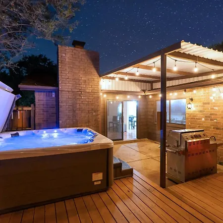 3 Bed Home With Luxury Hot Tub, Deck, Wifi And Arcade Games